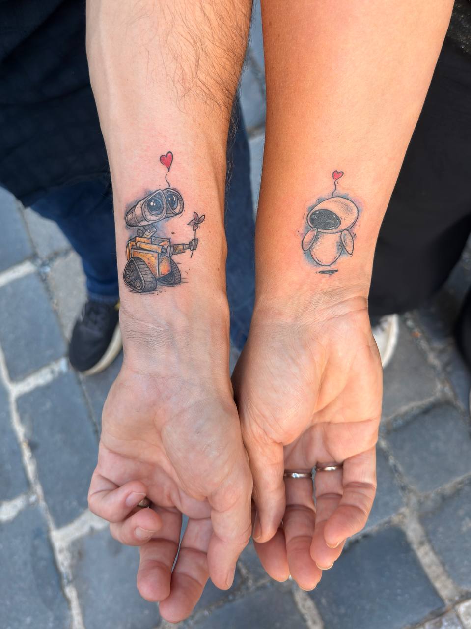 Micro-realism tetování na zápěstích - párové motivy / Micro-realism matching wrist tattoos
