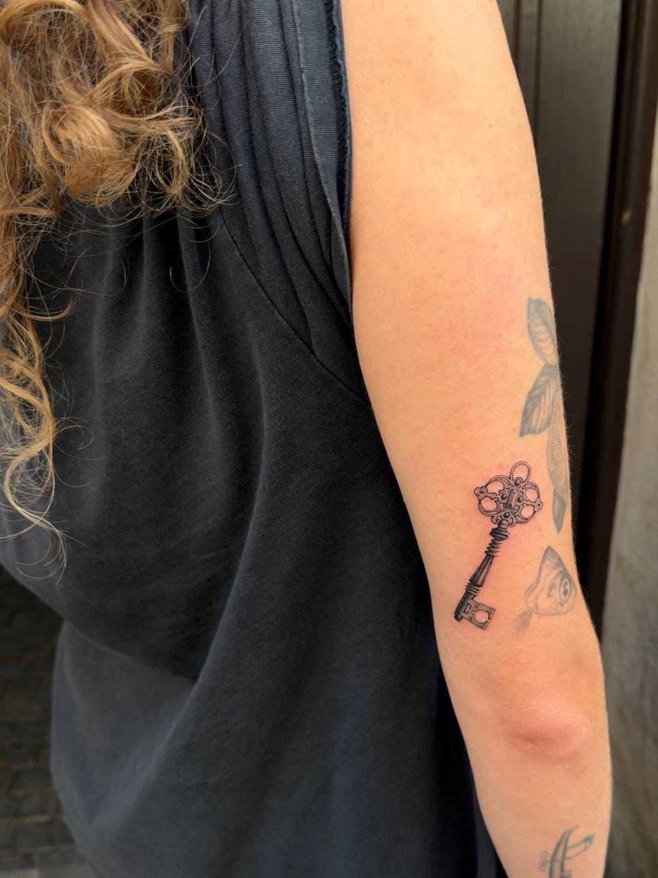 Micro-realism tetování klíče s motýlem na paži / Micro-realism key and butterfly tattoo on the arm